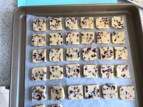 把饼干胚放在铺了油纸的烤盘内，每一片饼干之间要留出间隙，因为烤制时面团会膨胀