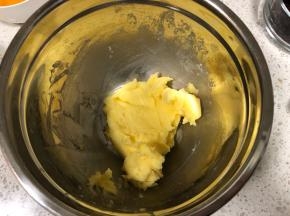翻拌均匀的黄油是这个状态的