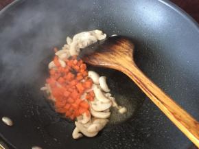 放入胡萝卜炒