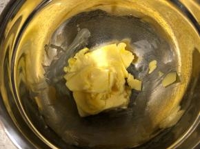 黄油室温软化到可以用手指一按，很容易按出凹陷