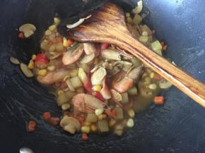 加入开水翻拌至咖喱融化即可装盘