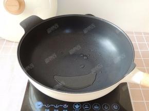 炒锅里倒入油