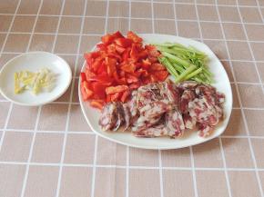 芹菜择洗干净后切段，香肠斜切成片，红椒切成小片，葱姜切丝