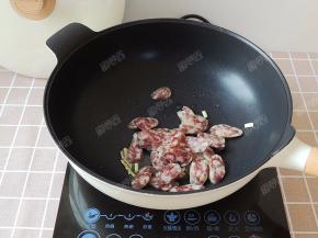 放入切好的香肠片