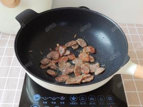 小火煸炒出油，脂肪部分透亮后盛出