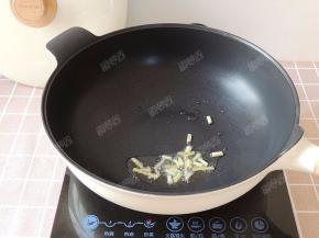 放入葱姜爆香