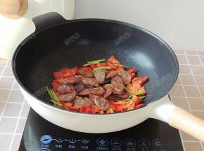 倒入香肠片