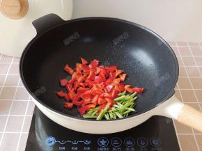 用锅里煸炒香肠出的油来炒芹菜和红椒