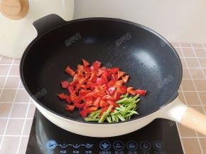 用锅里煸炒香肠出的油来炒芹菜和红椒