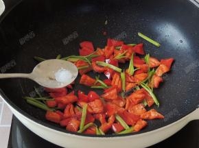 加入少许盐调味