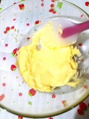 黄油室温软化，这一步很关键，影响后面的面糊的浓稠度，一定不要着急，着急的话就隔水加热软件，但是一定要控制时间不要融化成液体。