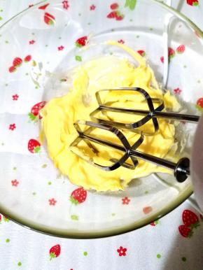 加盐后用打蛋器低速稍微打发一下，颜色变浅了就可以了。