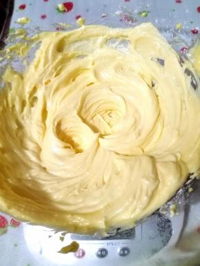 分两次加入细砂糖，每次加入都用打蛋器最低那一档把细砂糖混进去到看不见就可以了。