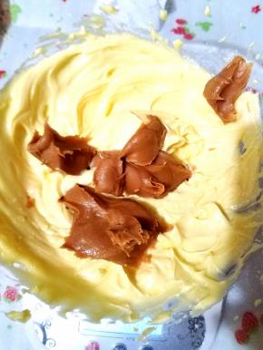 加入花生酱，我选择的是顺滑型，然后继续低速慢慢搅打均匀。