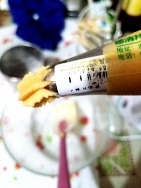 然后准备一个比较厚的裱花袋，保险选择是用布的，或者硅胶的也可以，但其实你的面糊如果做好了一次性裱花袋是不会挤破的，除非面粉起筋，或者黄油软化不足，都会使得面糊过硬，挤到手抽经，花嘴我的是三能的SN7092，其它任意大号的曲奇花嘴都可以替代，但是我个人比较喜欢这一款。