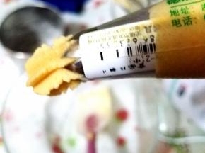 然后准备一个比较厚的裱花袋，保险选择是用布的，或者硅胶的也可以，但其实你的面糊如果做好了一次性裱花袋是不会挤破的，除非面粉起筋，或者黄油软化不足，都会使得面糊过硬，挤到手抽经，花嘴我的是三能的SN7092，其它任意大号的曲奇花嘴都可以替代，但是我个人比较喜欢这一款。