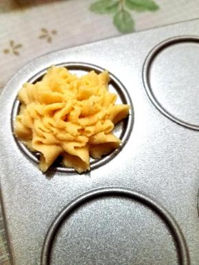 挤花之前先把烤箱上下火150度预热，预热时间最少10分钟，最好是挤花完成前一直保持加热状态，具体挤花的形状根据个人喜欢，我这个是原地用裱花嘴转圈，3-4圈，具体根据自己喜欢。