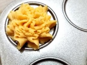 挤花之前先把烤箱上下火150度预热，预热时间最少10分钟，最好是挤花完成前一直保持加热状态，具体挤花的形状根据个人喜欢，我这个是原地用裱花嘴转圈，3-4圈，具体根据自己喜欢。