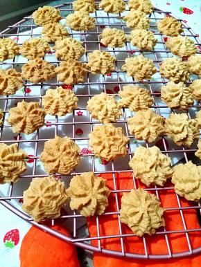 曲奇刚刚烤好之后肯定是软的，一定不要去动它，等它室温自然冷却就会变得酥脆了，冷却后室温放在密封罐里面，可以保存2周以上，曲奇是不能冷藏的，冷藏出来后会受潮变软的，必须室温放置。