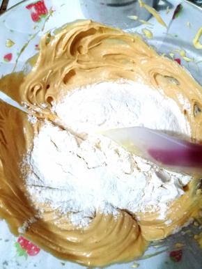 低筋面粉过筛分两次加进去，然后用刮刀切拌混匀，黄油软化到位了，面粉是容易的被黄油吸收进去的，拌匀到看不见干粉就马上停止了，切勿过度搅拌，面粉起筋，曲奇花纹就可以能会消失。