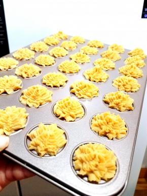 满盘的曲奇进入烤箱中层烘烤（三层烤箱就中间那层，四层烤箱下面数上来第二层），150度烘烤约35分钟，大家还需要根据自家烤箱的情况来调节，我的烤箱温度有点偏低。