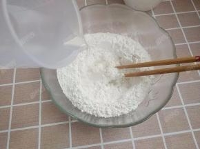 糯米粉中加入130g左右的热水，一边加水一边用筷子搅拌均匀