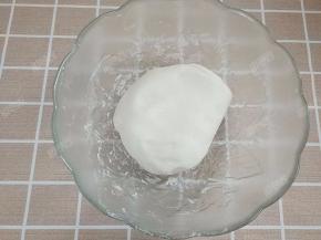搅拌至干稀适中的程度，揉成面团