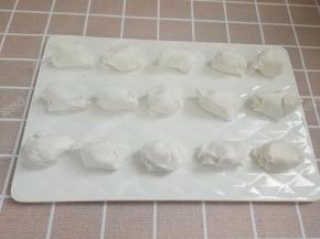 将揉好的糯米粉团分割成约20克一个的小剂子