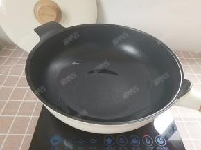 不沾锅内加入色拉油，中火加热，至油温四成热时转小火