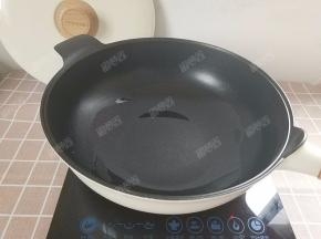 不沾锅内加入色拉油，中火加热，至油温四成热时转小火