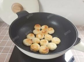 小火煎至一面焦黄起皮时翻面再煎另一面