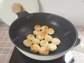 小火煎至一面焦黄起皮时翻面再煎另一面