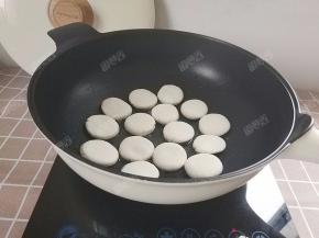 下入生坯慢慢煎