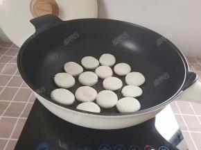 下入生坯慢慢煎