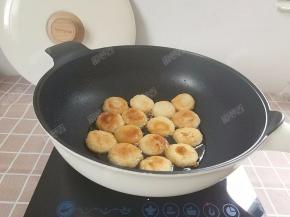 将红糖水倒入锅中