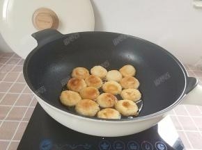 将红糖水倒入锅中