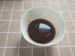 小碗中放入红糖，加入40g热水，搅拌至红糖融化