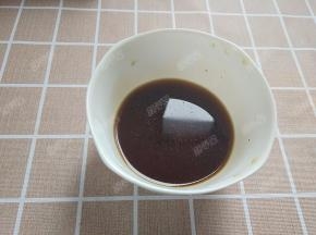 小碗中放入红糖，加入40g热水，搅拌至红糖融化