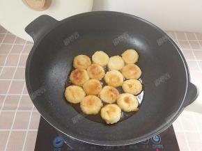 摇晃锅底，使糖汁均匀的与油混合成为糖油，并将粑粑翻转一至两次使两面都裹上糖汁，最后大火收汁至浓稠时关火