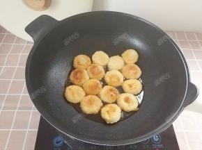 摇晃锅底，使糖汁均匀的与油混合成为糖油，并将粑粑翻转一至两次使两面都裹上糖汁，最后大火收汁至浓稠时关火