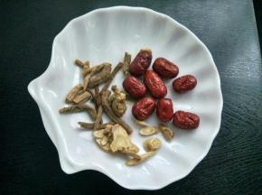 准备黄芪。