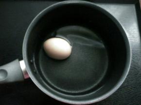 鸡蛋煮熟。