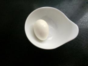 在冷水中浸泡一下剥壳。