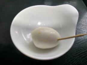 用牙签在鸡蛋上扎小孔方便入味。