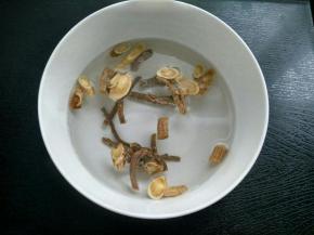 当归黄芪党参浸泡30分钟洗净，红枣桂圆洗净。