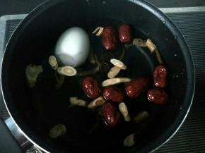 锅内放两碗凉水，将所有食材放入。