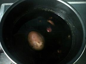 大火烧开转小火，放红糖，两碗水煮成一碗水。