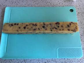 冻硬的面团取出