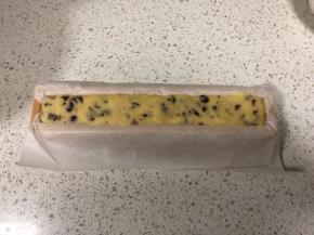 用刮刀刮入面团，按压，整理整齐，包好放冰箱冷冻1小时