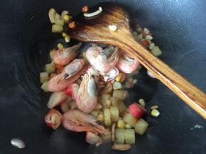 再放入虾和蟹味棒翻炒
